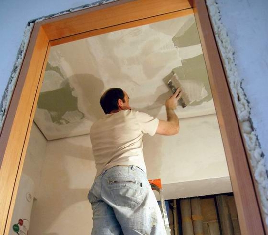 Как правильно шпаклевать стены под покраску и обои